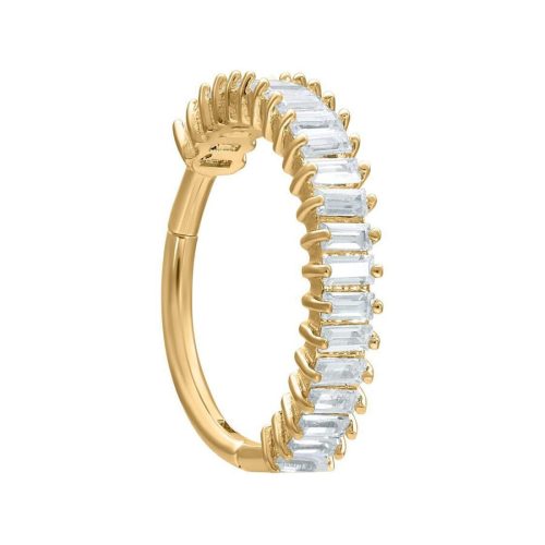 Goldener Piercingring mit klaren Kristallen auf weißem Hintergrund