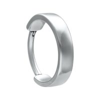 Silberfarbener Piercingring aus Chirurgenstahl auf weißem Hintergrund