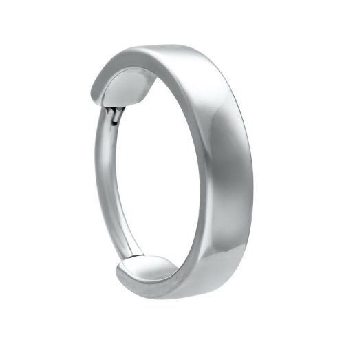 Silberfarbener Piercingring aus Chirurgenstahl auf weißem Hintergrund