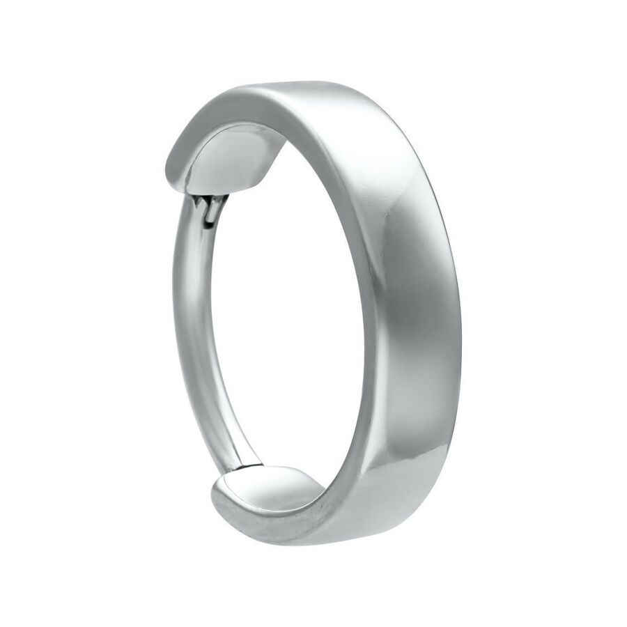 Silberfarbener Piercingring aus Chirurgenstahl auf weißem Hintergrund