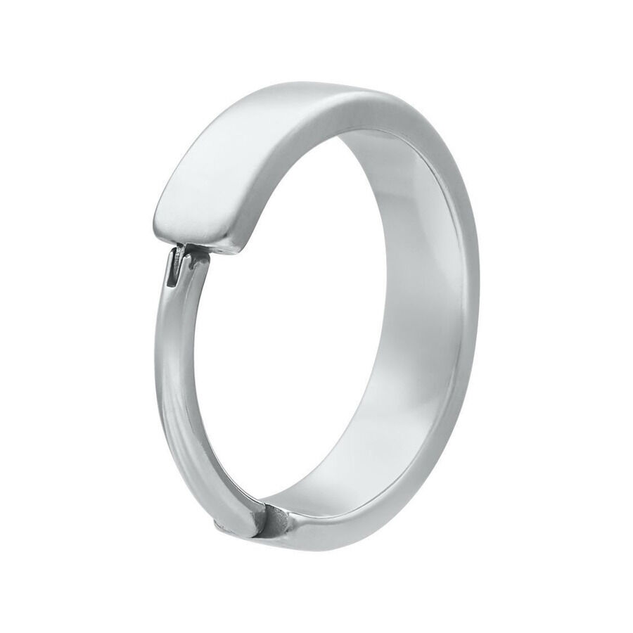 Silberner Hinged Ring aus Chirurgenstahl auf weißem Hintergrund