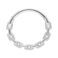 Silberner Piercing-Ring in Ankerkettendesign aus Chirurgenstahl auf weißem Hintergrund