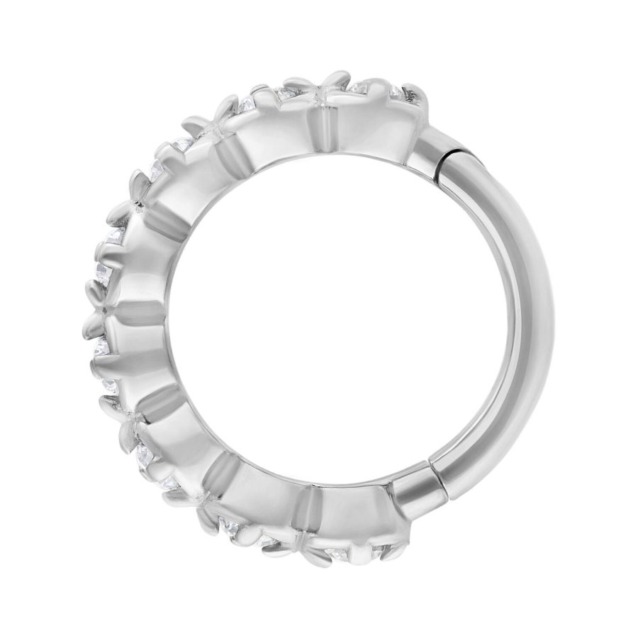 Silberner Hinged Ring mit Kristallen auf weißem Hintergrund