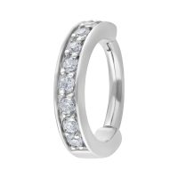 Silberfarbener Hinged Ring mit klaren Kristallen auf weißem Hintergrund