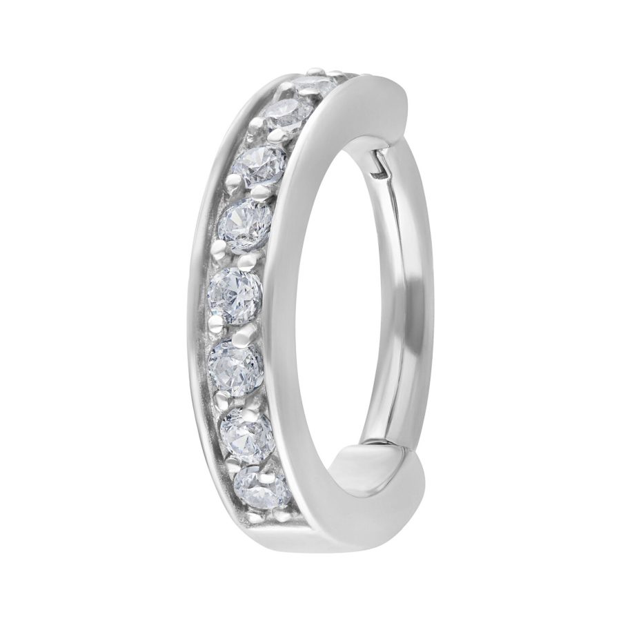 Silberfarbener Hinged Ring mit klaren Kristallen auf weißem Hintergrund