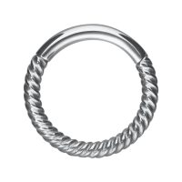 Silberner Piercingring mit gedrehter Kettenstruktur auf weißem Hintergrund