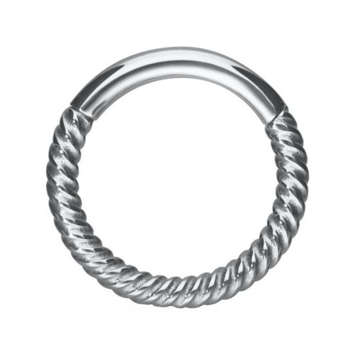 Silberner Piercingring mit gedrehter Kettenstruktur auf weißem Hintergrund