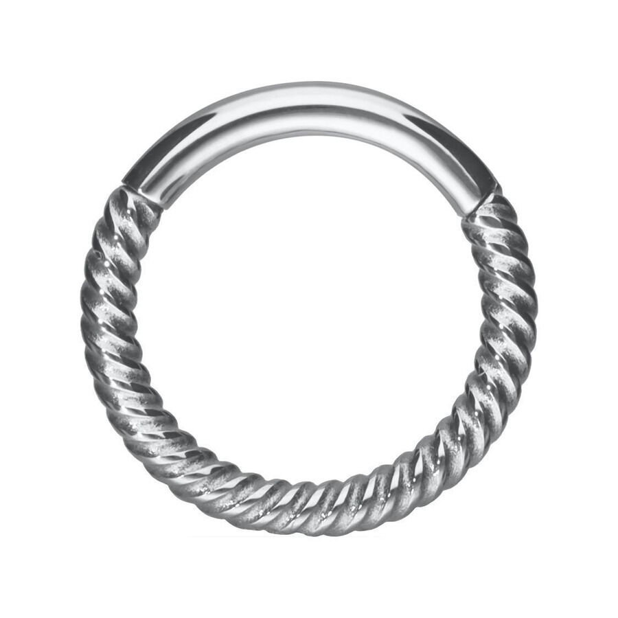 Silberner Piercingring mit gedrehter Kettenstruktur auf weißem Hintergrund