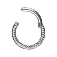 Silberner Piercingring mit gedrehter Kette auf weißem Hintergrund