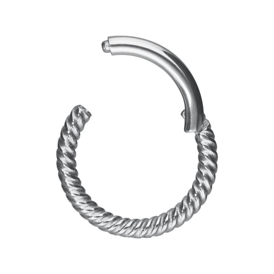 Silberner Piercingring mit gedrehter Kette auf weißem Hintergrund