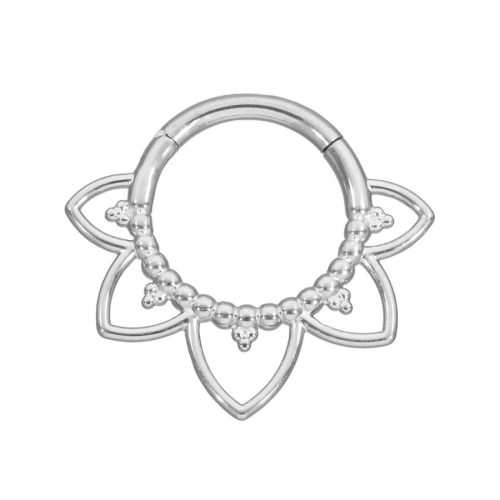 Silberner Piercingring mit blumenförmigem Design auf weißem Hintergrund