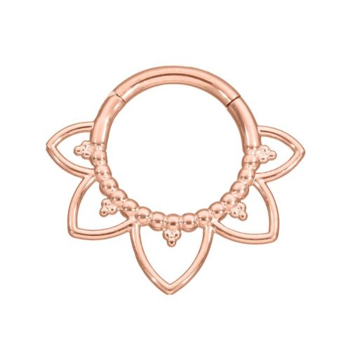 Roségoldener Flower Lines Clicker Piercingring auf weißem Hintergrund