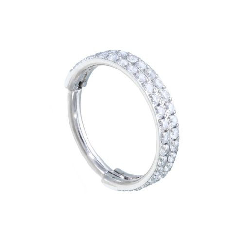 Silberner Piercingring mit Kristallen, 10 mm Innendurchmesser auf weißem Hintergrund