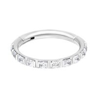 Silberner Piercing-Ring mit klaren Kristallen auf weißem Hintergrund