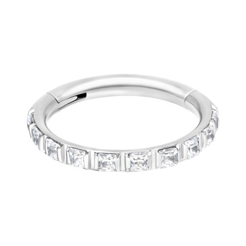 Silberner Piercing-Ring mit klaren Kristallen auf weißem Hintergrund