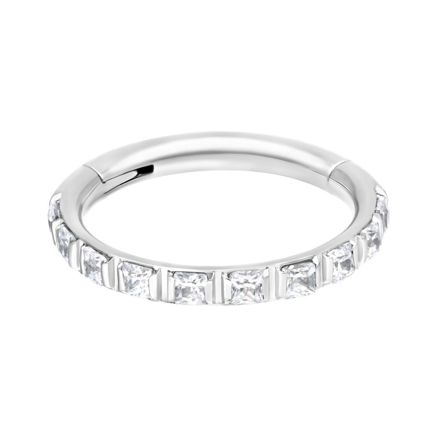 Silberner Piercing-Ring mit klaren Kristallen auf weißem Hintergrund