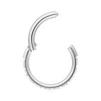 Silberner Clicker-Piercingring mit Kristallen, 10 mm, auf weißem Hintergrund