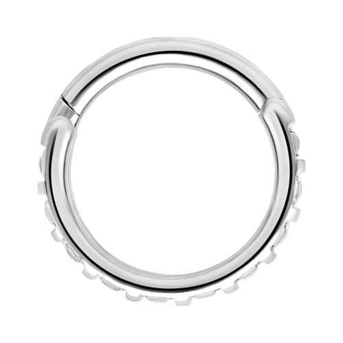 Silberner Piercingring mit Kristallen auf weißem Hintergrund