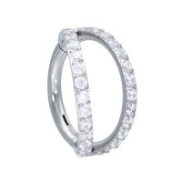 Silberner Clicker Ring mit doppelter Kristallreihe auf weißem Hintergrund
