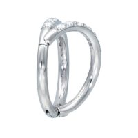 Silbernes Clicker Piercing mit Kristallen auf weißem Hintergrund