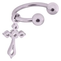 Silberner Ohrring mit Gothic Kreuz aus Chirurgenstahl auf weißem Hintergrund