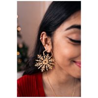 Unisex Ketten-Earcuff aus Chirurgenstahl in Roségold am Ohr einer Person