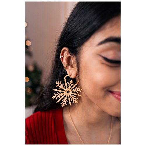 Unisex Ketten-Earcuff aus Chirurgenstahl in Roségold am Ohr einer Person