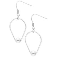 Zwei silberne Teardrop-Ring Ohrringe aus Chirurgenstahl auf weißem Hintergrund