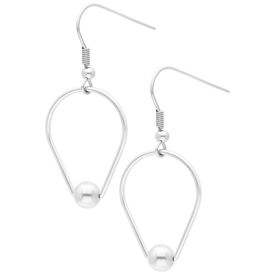 Zwei silberne Teardrop-Ring Ohrringe aus Chirurgenstahl auf weißem Hintergrund
