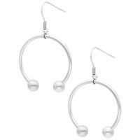 Silberne Circular Barbell Ohrringe aus Chirurgenstahl auf weißem Hintergrund