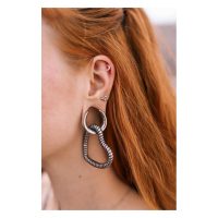 Silberner Snake Barbell im Ohr einer Person mit roten Haaren, Nahaufnahme