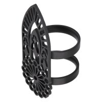 Schwarzer Fingerring aus Chirurgenstahl mit detailliertem Basilika-Muster auf weißem Hintergrund