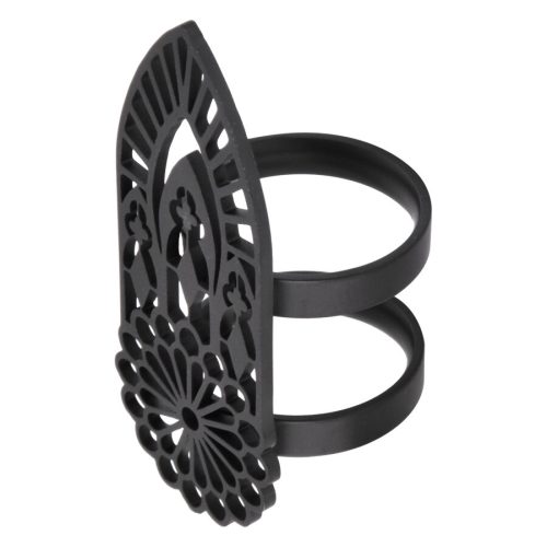 Schwarzer Fingerring aus Chirurgenstahl mit detailliertem Basilika-Muster auf weißem Hintergrund