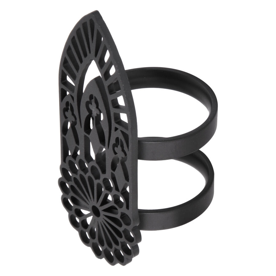 Schwarzer Fingerring aus Chirurgenstahl mit detailliertem Basilika-Muster auf weißem Hintergrund