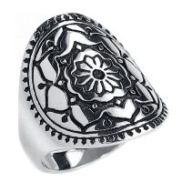 Silberner Mandala Ring aus Chirurgenstahl auf weißem Hintergrund