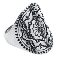 Silberner Mandala Ring aus Chirurgenstahl mit detailliertem Muster auf weißem Hintergrund