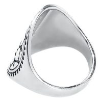 Silberner Mandala Ring aus Chirurgenstahl mit detailliertem Design auf weißem Hintergrund