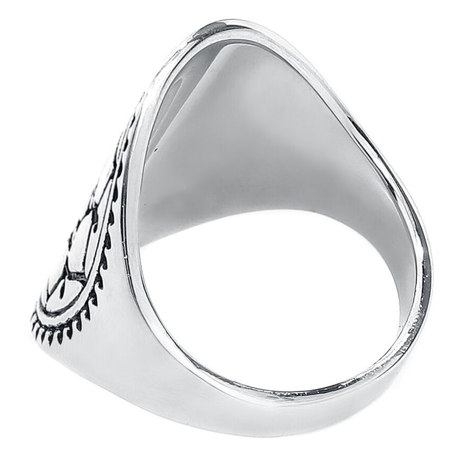 Silberner Mandala Ring aus Chirurgenstahl mit detailliertem Design auf weißem Hintergrund