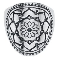 Silberner Mandala Ring aus Chirurgenstahl mit detailliertem Muster auf weißem Hintergrund