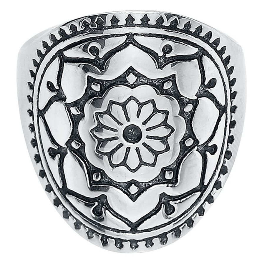 Silberner Mandala Ring aus Chirurgenstahl mit detailliertem Muster auf weißem Hintergrund