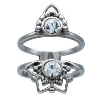Silberner Fingerring aus Chirurgenstahl mit klaren Kristallen auf weißem Hintergrund