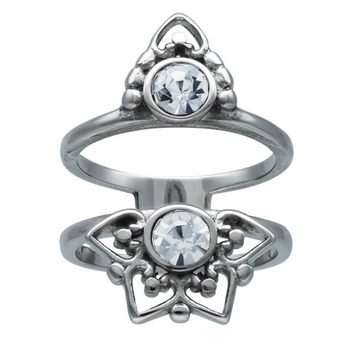 Silberner Fingerring aus Chirurgenstahl mit klaren Kristallen auf weißem Hintergrund