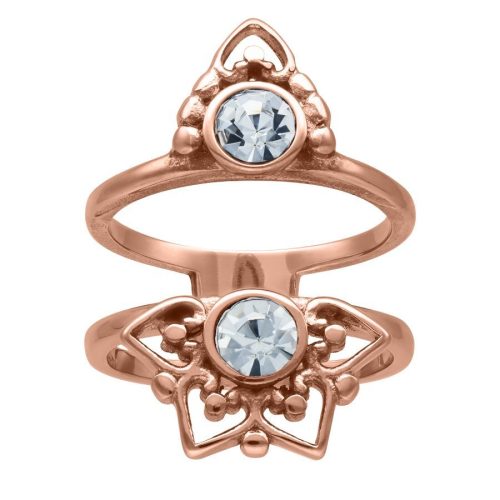 Roségoldener Ring mit klarem Kristall auf weißem Hintergrund