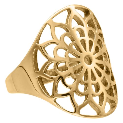 Goldener Ring mit filigranem Blumenmuster auf weißem Hintergrund