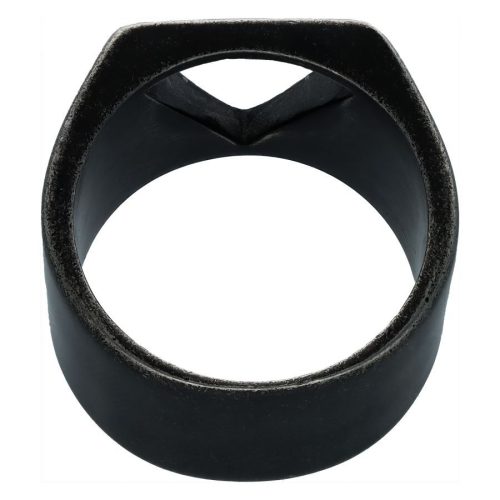 Schwarzer Ring mit dreieckigem Design auf weißem Hintergrund