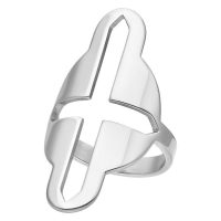 Silberner Ring mit großem Kreuzmuster auf weißem Hintergrund