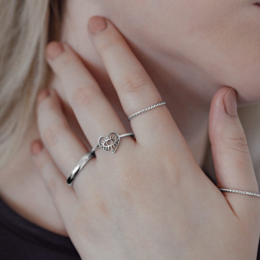 Silberner Eye Ring aus Chirurgenstahl an Frauenhand, Herzdesign, nahaufnahme