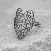 Silberner Ring in Blattform auf grauem Hintergrund, Größe 17,0 mm