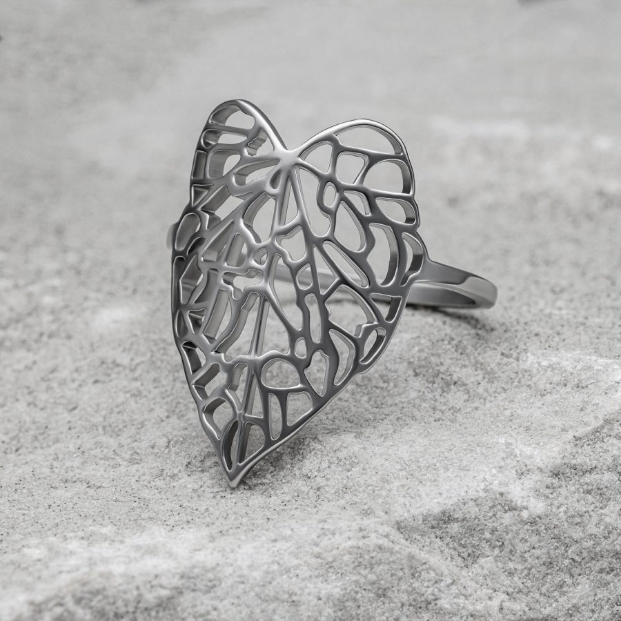 Silberner Ring in Blattform auf grauem Hintergrund, Größe 17,0 mm