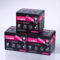 Drei schwarze Boxen mit Aufschrift 'Sterile Piercing Clamps' auf weißem Hintergrund